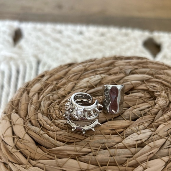 URBAN OUTFITTERS Bundle of Silver Chain Bracelet and ear cuff earrings set of 2 - Picture 7 of 13